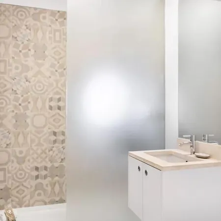Lovely 2-Br Flat W/Terrace Near Time Out Market * Lisboa