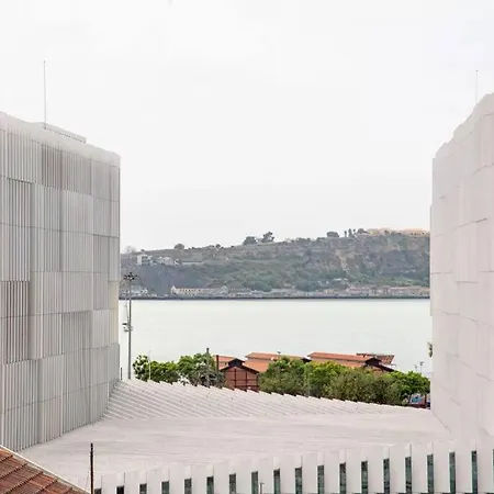 Lovely 2-Br Flat W/Terrace Near Time Out Market Apartamento