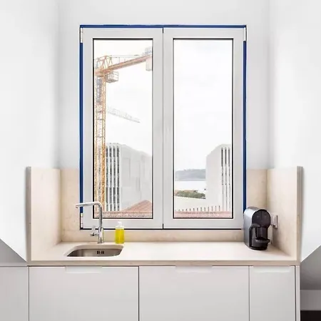 Lovely 2-Br Flat W/Terrace Near Time Out Market Apartamento Lisboa