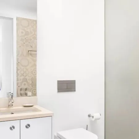 Lovely 2-Br Flat W/Terrace Near Time Out Market