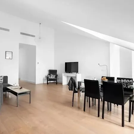Lovely 2-Br Flat W/Terrace Near Time Out Market Lissabon