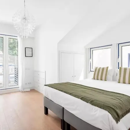 Lovely 2-Br Flat W/Terrace Near Time Out Market Lissabon