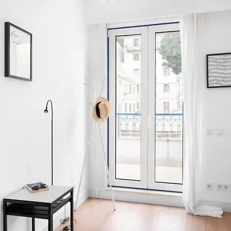 Lovely 2-Br Flat W/Terrace Near Time Out Market * Lissabon