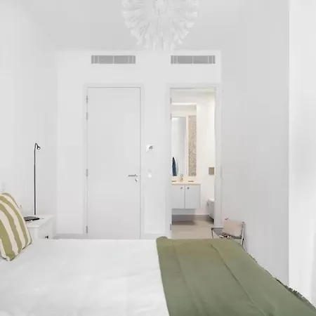 Lovely 2-Br Flat W/Terrace Near Time Out Market Lisboa